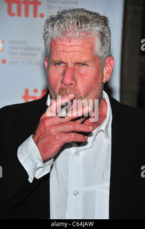 Ron Perlman presso gli arrivi per Premiere BUNRAKU proiezione a Toronto International Film Festival (TIFF), Ryerson Theater, Toronto, Foto Stock