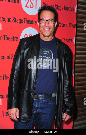 Michael Mayer presso gli arrivi di fiducia apertura notturna su Broadway, seconda fase Theatre di New York, NY Agosto 12, 2010. Foto di: Gregorio T. Binuya/Everett Collection Foto Stock