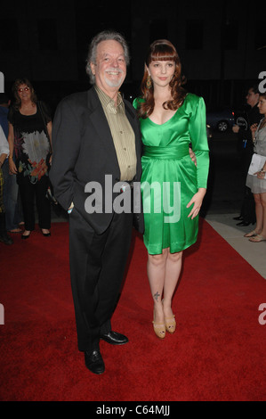 Russ Tamblyn, Amber Tamblyn presso gli arrivi per 127 ore di screening, Accademia delle Arti e delle scienze cinematografiche, Beverly Hills, CA Foto Stock