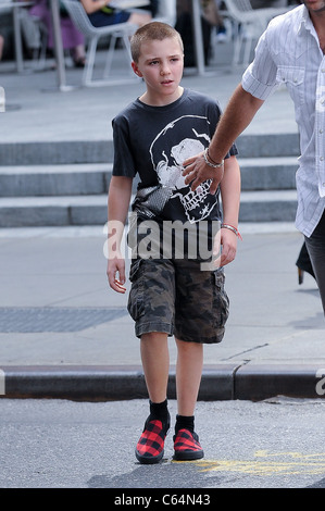 Rocco Ritchie, lascia la FAO Schwarz fuori e circa per celebrità CANDIDS - Venerdì, , New York, NY, 3 settembre 2010. Foto di: Ray Foto Stock