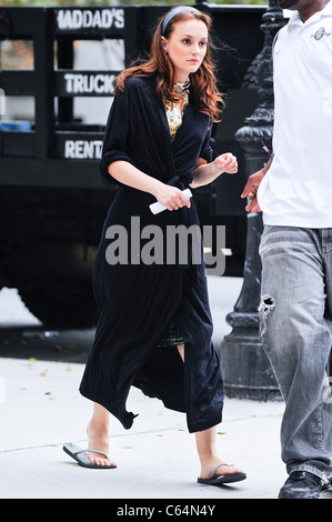 Leighton Meester, passeggiate al suo rimorchio a "Gossip Girl' set cinematografico nella Upper West Side di Manhattan e circa per celebrità CANDIDS - Venerdì, , New York, NY, 3 settembre 2010. Foto di: Ray Tamarra/Everett Collection Foto Stock