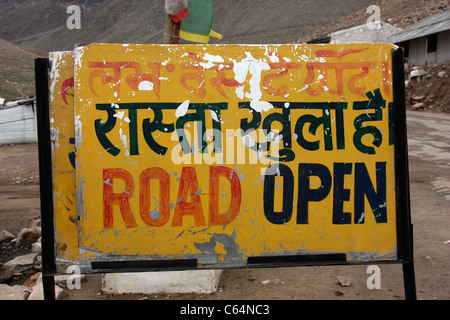 Segno di traffico sulla strada a sud Pullu portando a Khardung La la più alta strada motorable nel mondo Ladakh Foto Stock
