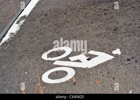 Un segno ciclista su strada. Foto Stock