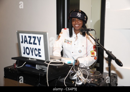 DJ Jazzy Joyce di presenze per inaugurazione del Teatro alla Scala di NYC, Harlem, New York, NY Ottobre 4, 2010. Foto di: Rob ricco/Everett Collection Foto Stock