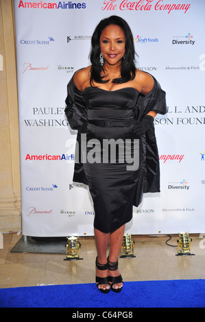 Lynn Whitfield presso gli arrivi per blu beneficio di Gala per Spelman College, il Plaza Hotel di New York, NY Ottobre 4, 2010. Foto di: Gregorio T. Binuya/Everett Collection Foto Stock