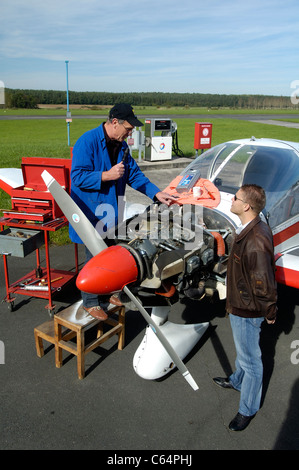 Piccolo aereo meccanico di parlare con pilota privato Foto Stock