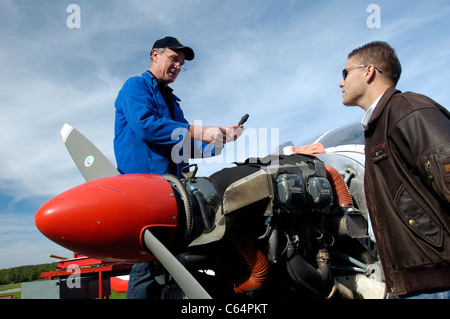 Piccolo aereo meccanico di parlare con pilota privato Foto Stock