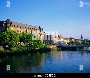 Gallia edificio, residence studentesco, alloggio dormitorio,fiume Ill, waterfront case prospettiva, tramonto, Strasburgo, Alsazia, Francia, Europa Foto Stock