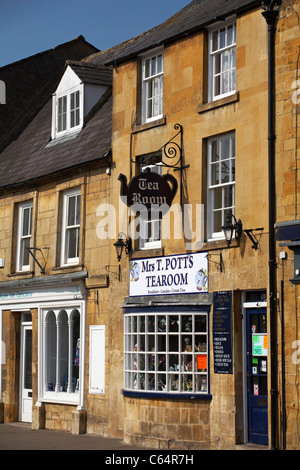 La signora T. Potts, in luglio, è stata ribattezzata "Cotswolds", nel Regno Unito, a High Street, Moreton Foto Stock