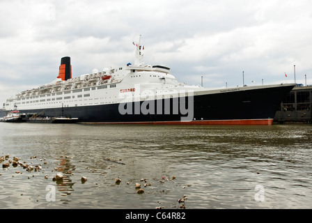 Cunard ex ammiraglia Queen Elizabeth 2 al suo posto di ormeggio sul lungomare di Hudson in 2008 per il suo ultimo viaggio a New York City Foto Stock