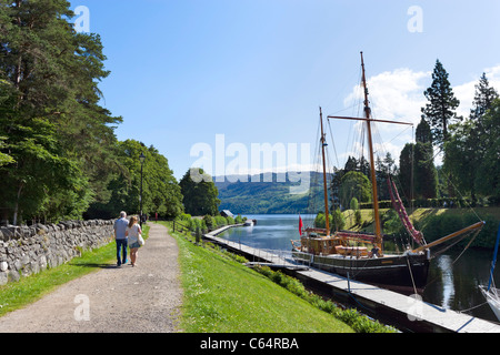 Giovane camminando lungo le rive del Caledonian Canal verso Loch Ness, a Fort Augustus, Highland, Scotland, Regno Unito Foto Stock