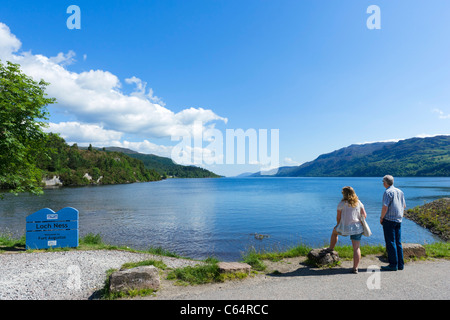 Giovane guardando fuori sull'estremità meridionale del lago di Loch Ness in Fort Augustus, Highland, Scotland, Regno Unito Foto Stock