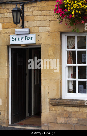 Ingresso allo snack bar del White Hart Royal Hotel, High Street, Moreton a Marsh nel Cotswolds, Gloucestershire, Regno Unito a luglio Foto Stock