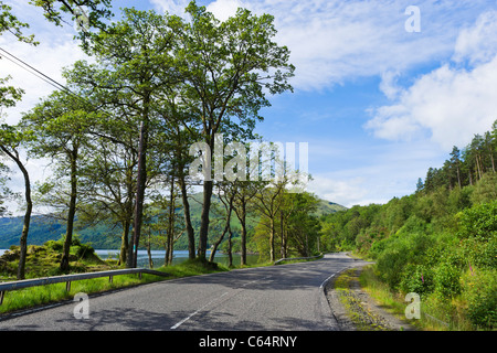 La A82 strada a nord di Luss sulla sponda occidentale del Loch Lomond, Argyll and Bute, Scotland, Regno Unito Foto Stock