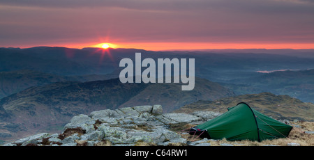 Wild Camp Sunrise, vertice di luccio o Blisco, Langdale, Lake District, REGNO UNITO Foto Stock