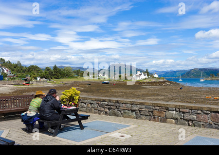 Giovane guardando fuori sopra Loch Carron dal pittoresco villaggio di Plockton, Ross and Cromarty, Highland, Scotland, Regno Unito Foto Stock