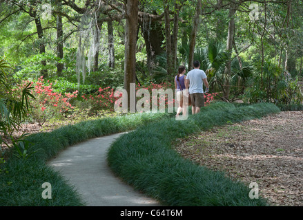 Kanapaha Festival di Primavera di Gainesville Florida giovane a piedi dal giardino pathways Foto Stock