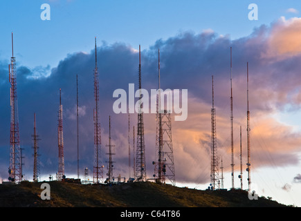 Tramonto sulla South Mountain schiera di antenne. Phoenix, AZ. Foto Stock