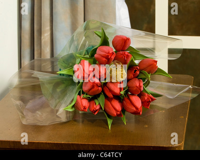 Bouquet di rose rosse con decorazione di Natale Foto Stock