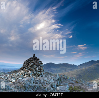 Alba e cirri alti nuvole scrivi un buon giorno a venire nel corso del vertice di Pike OBlisco, Lake District, UK. Foto Stock