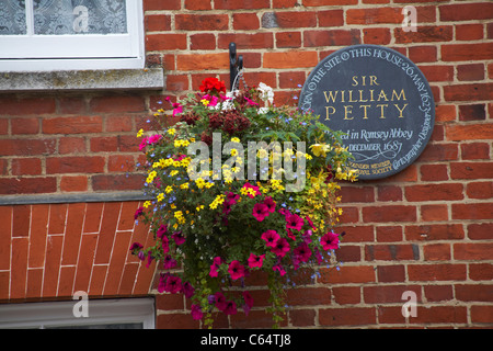 Targa commemorativa di Sir William Petty di fronte alla Church Street House, luogo di nascita, a Romsey, Hampshire, Regno Unito, nel mese di agosto Foto Stock