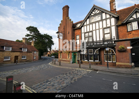 Monty's Inn su Beaulieu High Street, Hampshire, Inghilterra, Regno Unito Foto Stock