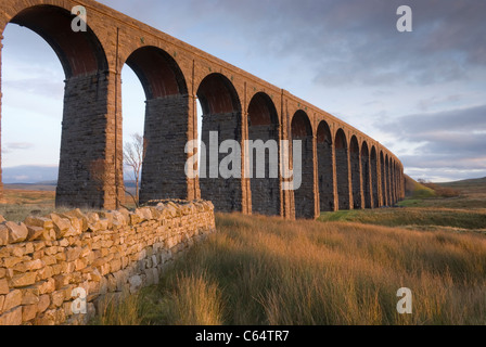 Tramonto sul viadotto Ribblehead, nello Yorkshire, Regno Unito Foto Stock