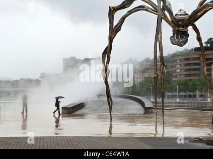 Louise Bourgeois Maman la scultura e la nebbia a Bilbao nei Paesi Baschi di Spagna, al di fuori del Museo Guggenheim di arte Foto Stock