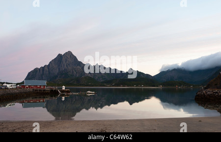 Tramonto in Sandvika, le Isole Lofoten in Norvegia Foto Stock