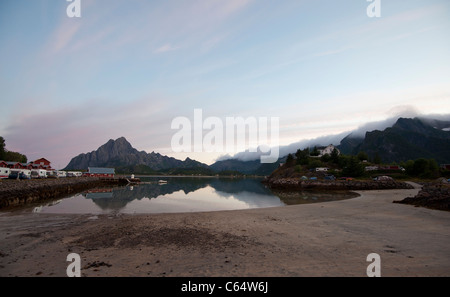 Tramonto in Sandvika, le Isole Lofoten in Norvegia Foto Stock