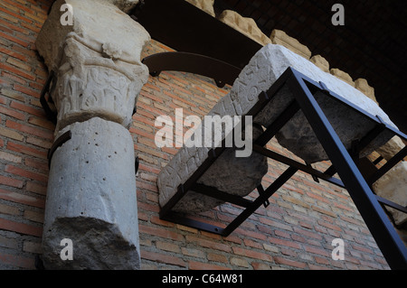 Pezzi .Rinascimento ( Plateresque ) appartenente all'antiquarium - parete di ALCALA DE HENARES ( 13 th ).SPAGNA Foto Stock