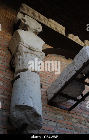 Pezzi .Rinascimento ( Plateresque ) appartenente all'antiquarium - parete di ALCALA DE HENARES ( 13 th ).SPAGNA Foto Stock