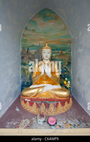Seduto statua del Buddha in Dhammikarama Tempio birmano, George Town, Penang Foto Stock