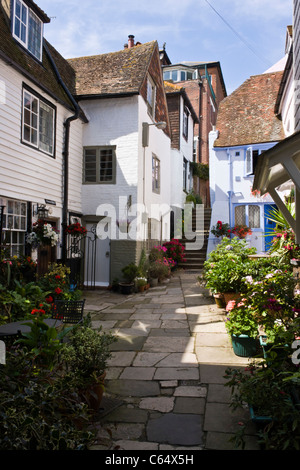 Una appartata strada laterale in Hastings, Sussex con graziose villette a schiera. Foto Stock