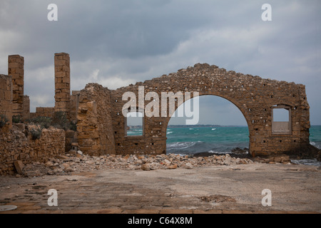 Vecchia fabbrica di pesce sulla strada di Siracusa. Sicilia, Italia, costa mediterranea, Europa UE. Foto Stock