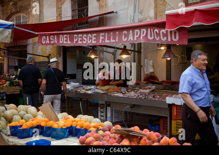 Mercato di Ortigia in un vecchio quartiere di Siracusa (pesci, cibo, verdure, frutta...), Siracusa, Sicilia, Italia, Europa UE. Foto Stock