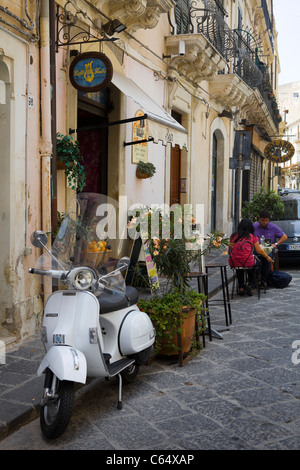 Tradizionale antica casa anteriore e scooter in Sicilia (architettura medievale e barocca), (Modica Siracusa, Palermo) Italia, Europa Foto Stock