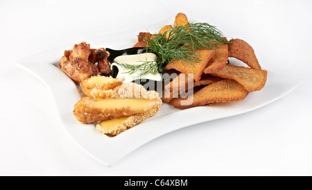 Ali di pollo, patate fritte con sesamo e croste essiccato Foto Stock