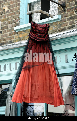 Vintage abito da sera appesi da appendiabiti al di fuori del negozio di passaggio di Camden Islington Londra Inghilterra REGNO UNITO Foto Stock