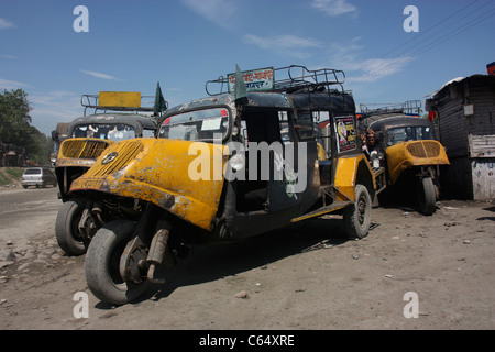 Vintage tre wheeler Bajaj Tempo taxi autobus attendono la riparazione nello stato di Jammu India del nord Foto Stock