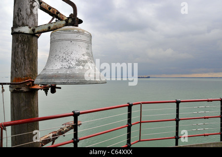 Imbarcazioni di salvataggio RNLI bell Southend Pier mare cielo nuvoloso inglese seaside resort per vacanze escursione di un giorno a Londra Foto Stock