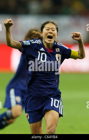 Giappone team capitano Homare Sawa esulta dopo il Giappone ha sconfitto gli Stati Uniti sulla pena di calci per vincere il 2011 Coppa del mondo femminile. Foto Stock