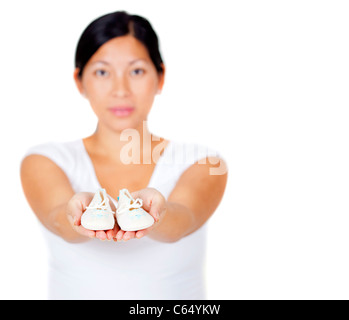 Bella asiatica madre holding scarpe per bambini Foto Stock