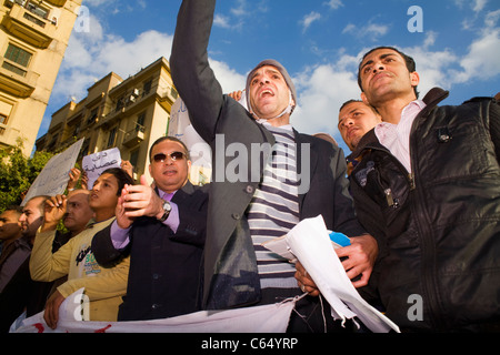 Un uomo dà un discorso durante il traffico illegale di anti-governo occupazione di Piazza Tahrir nel centro cittadino del Cairo, Egitto a gennaio 31, 2011 Foto Stock