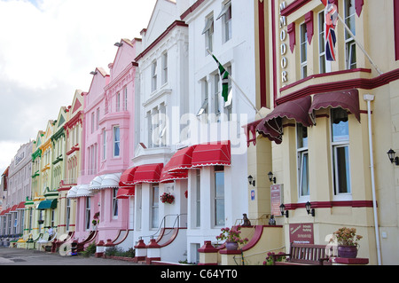 Coloratissima fila di hotel, Esplanade Road, Paignton, Tor Bay, Devon, Inghilterra, Regno Unito Foto Stock