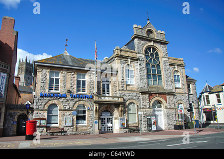 Brixham Town Hall e il teatro, Strada Nuova, Brixham Harbour, Brixham Devon, Inghilterra, Regno Unito Foto Stock