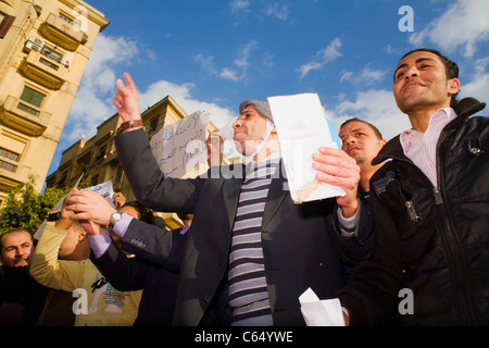 Un uomo dà un discorso durante il traffico illegale di anti-governo occupazione di Piazza Tahrir nel centro cittadino del Cairo a gennaio 31, 2011 Foto Stock