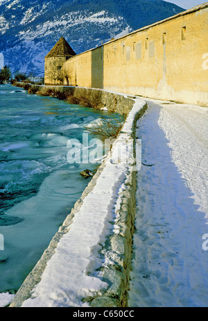 Parete di Glorenza(Glorenza) sul fiume Adige in Val Venosta. Foto Stock