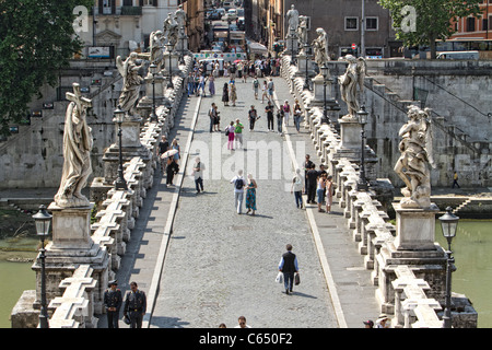 Ponte di angeli oltre il fiume Tevere a Roma Italia. I turisti a piedi da Castel Sant'Angelo e Mausoleo di Adriano. Foto Stock