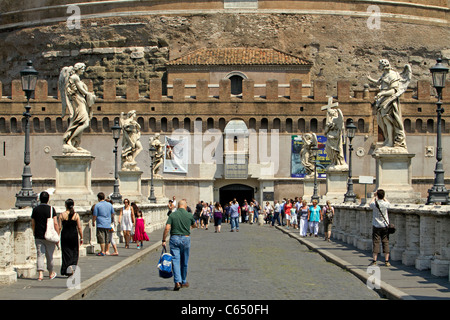 Ponte di angeli oltre il fiume Tevere a Roma Italia. I turisti a piedi Castel Sant Angelo e Mausoleo di Adriano. Foto Stock